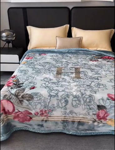 91家纺网 家纺一手货源 找家纺 凯轩毛毛毯毯子网销专供 2024新款新中式大版印花双层云毛毯毯子 蓝色妖姬