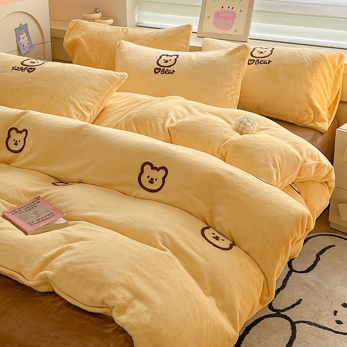 91家纺网 家纺一手货源 找家纺 雅居纺家纺 2024新款高克重牛奶绒毛巾绣四件套 小熊-黄咖