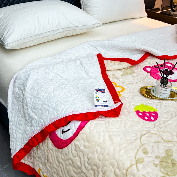 91家纺网 家纺一手货源 找家纺 梵克保罗 2024新款亲肤舒适牛奶绒花边单床盖 草莓熊