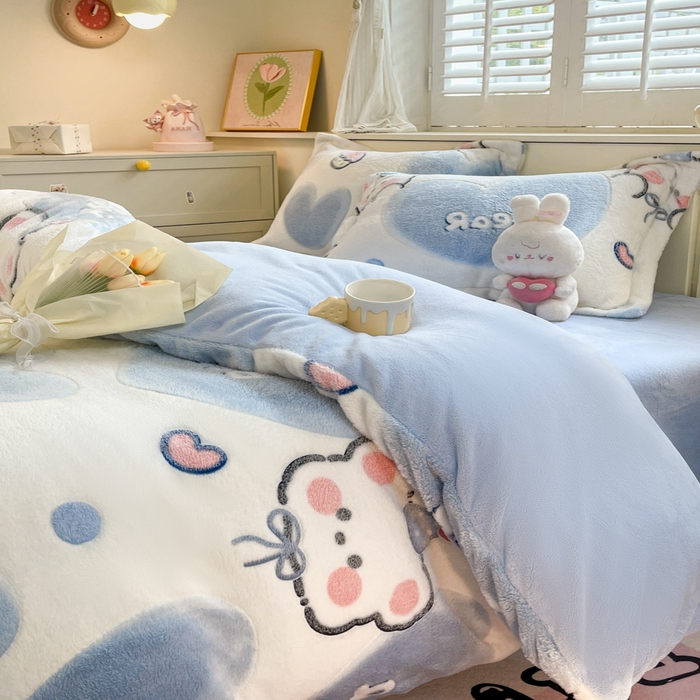 91家纺网 家纺一手货源 找家纺 沐慕 2024新款卡通印花雪花绒四件套加厚牛奶绒四件套 爱心小熊