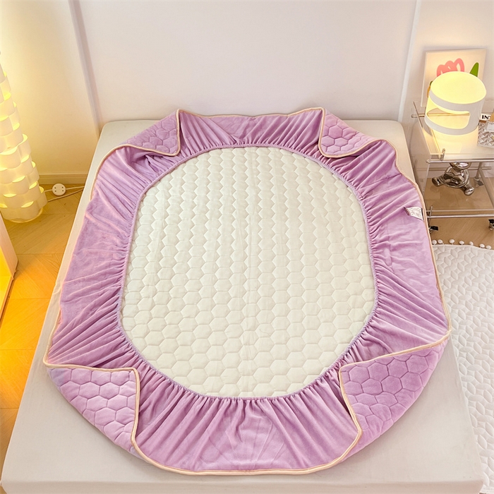 91家纺网 家纺一手货源 找家纺 梦舒羽 2025新款牛奶绒夹棉床笠三件套床罩床单床盖护垫套 香芋紫