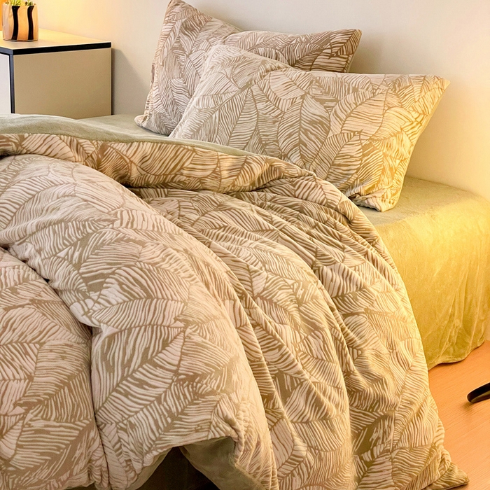 91家纺网 家纺一手货源 找家纺 雅居纺家纺 2024新款花卉雕花绒四件套 深色树叶