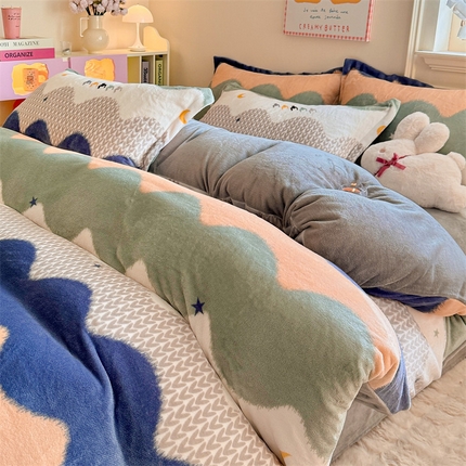 91家纺网 家纺一手货源 找家纺 （总）名兮 2024新款卡通时尚风高克重牛奶绒四件套