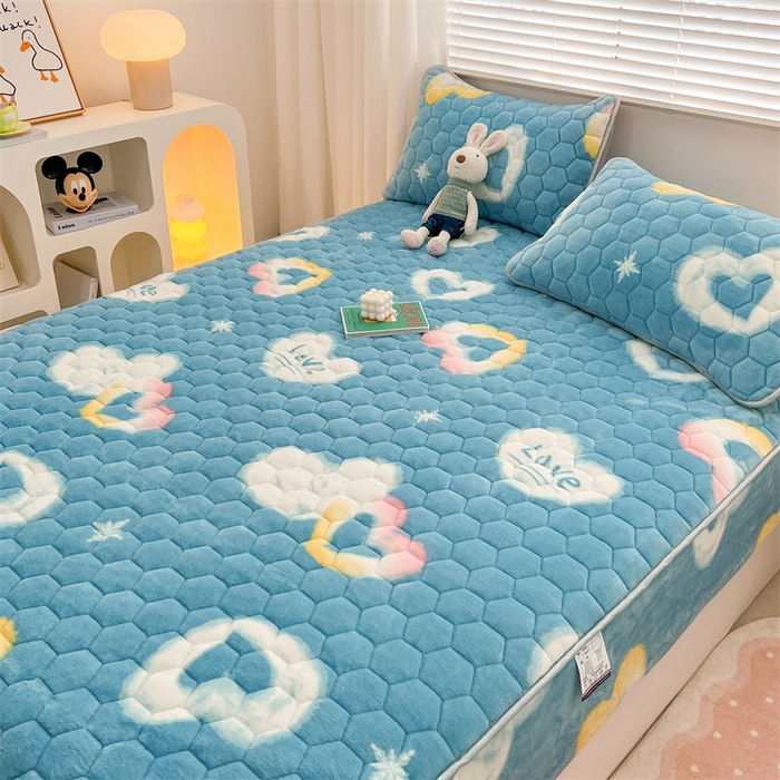 91家纺网 家纺一手货源 找家纺 梦舒羽 2025新款牛奶绒夹棉床笠三件套床罩床单床盖护垫套 彩虹甜心