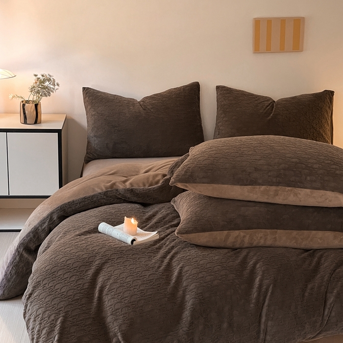 91家纺网 家纺一手货源 找家纺 雅居纺家纺 2024新款简约风雕花绒四件套 米兰-咖