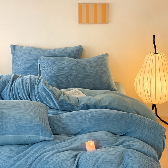 91家纺网 家纺一手货源 找家纺 雅居纺家纺 2024新款简约风雕花绒四件套 威廉-蓝色