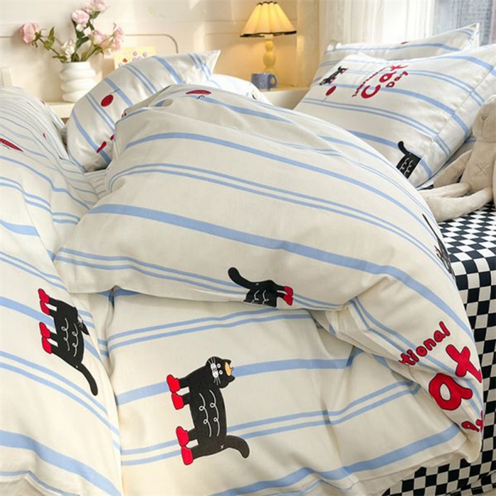 91家纺网 家纺一手货源 找家纺 麦伦家居 2024全棉斜纹13372小清新碎花卡通系列四件套 蓝条小猫咪