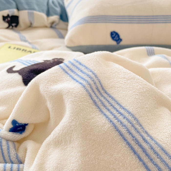 91家纺网 家纺一手货源 找家纺 雅居纺家纺 2024新款高克重印花牛奶绒单枕套 蓝条猫咪