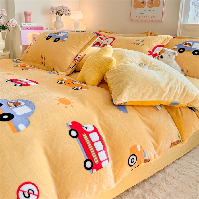 91家纺网 家纺一手货源 找家纺 名兮 2024新款卡通时尚风高克重牛奶绒四件套 汽车派对