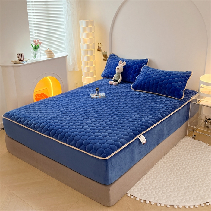 91家纺网 家纺一手货源 找家纺 梦舒羽 2025新款牛奶绒夹棉床笠三件套床罩床单床盖护垫套 星空蓝