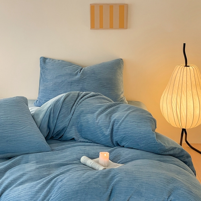 91家纺网 家纺一手货源 找家纺 雅居纺家纺 2024新款简约风雕花绒四件套 威廉-蓝色