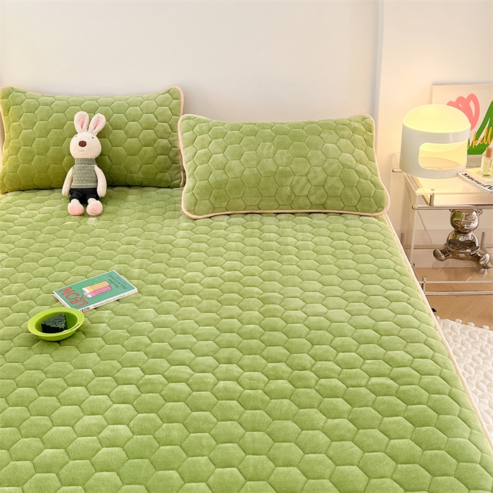 91家纺网 家纺一手货源 找家纺 梦舒羽 2025新款牛奶绒夹棉床笠三件套床罩床单床盖护垫套 抹茶绿