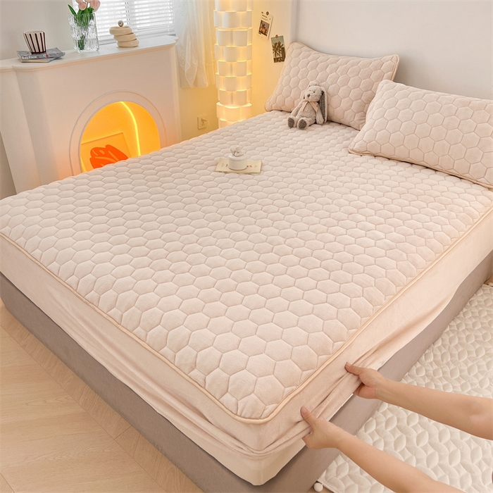 91家纺网 家纺一手货源 找家纺 梦舒羽 2025新款牛奶绒夹棉床笠三件套床罩床单床盖护垫套 卡其米