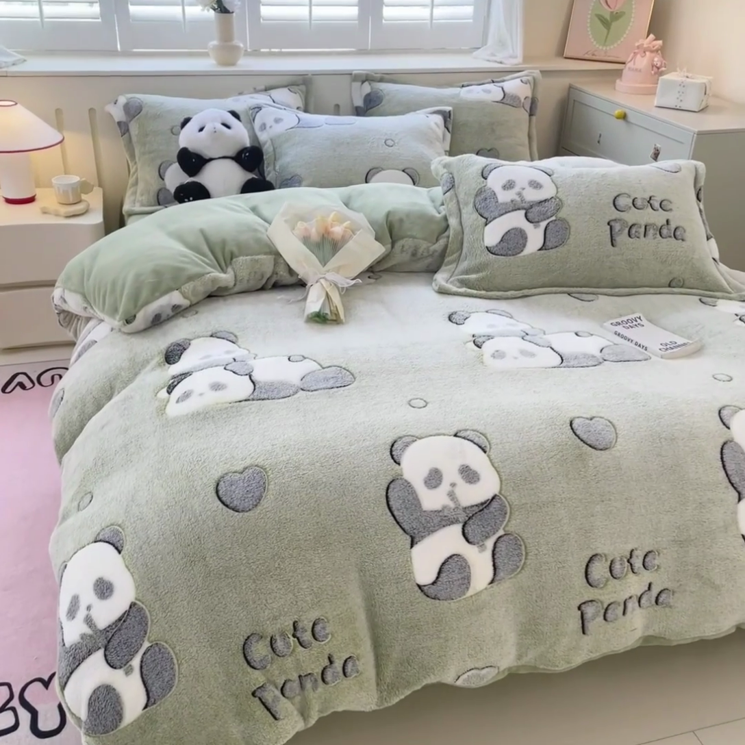 91家纺网 家纺一手货源 找家纺 沐慕 2024新款卡通印花雪花绒四件套加厚牛奶绒四件套 熊猫伙伴