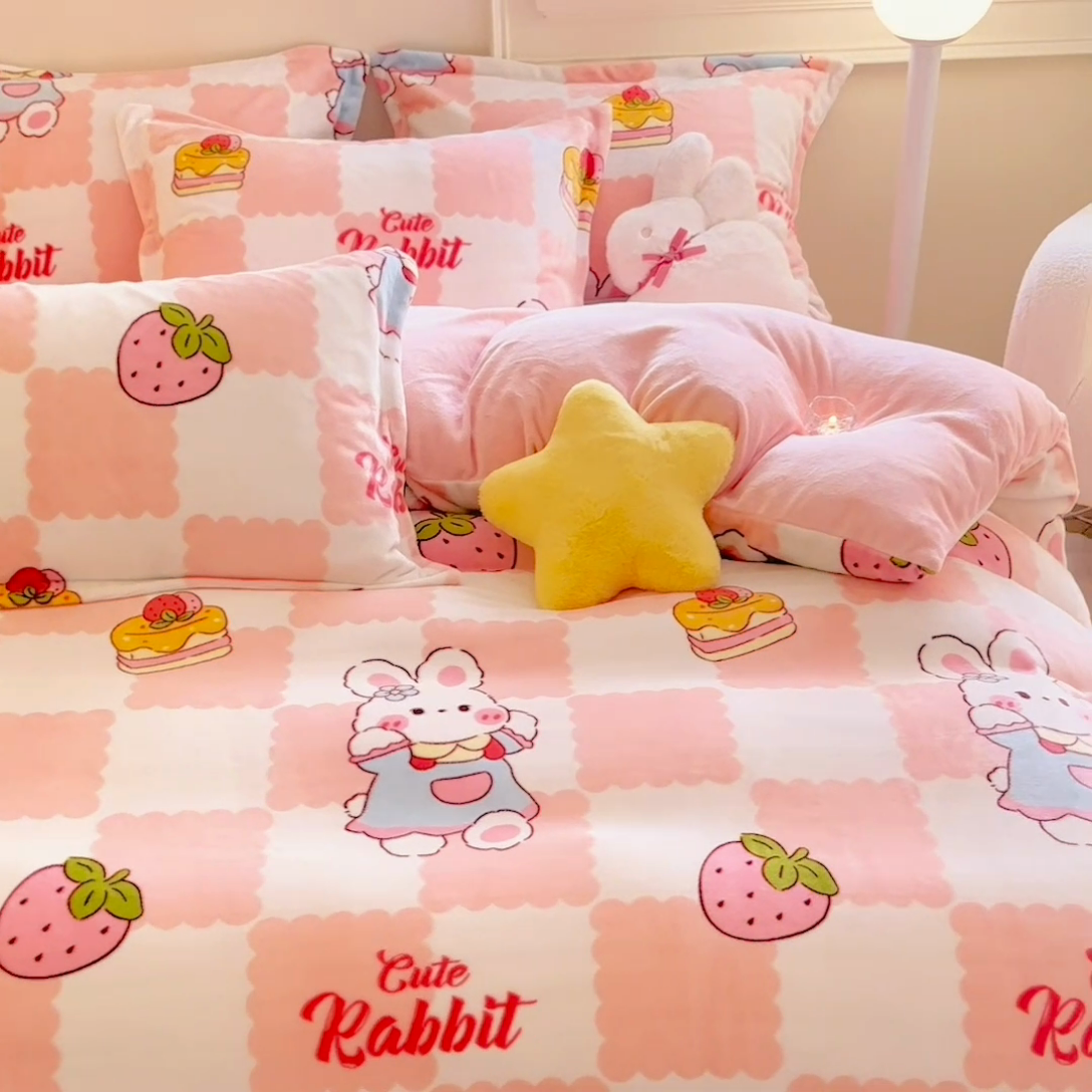 91家纺网 家纺一手货源 找家纺 名兮 2024新款卡通时尚风高克重牛奶绒四件套 格子兔