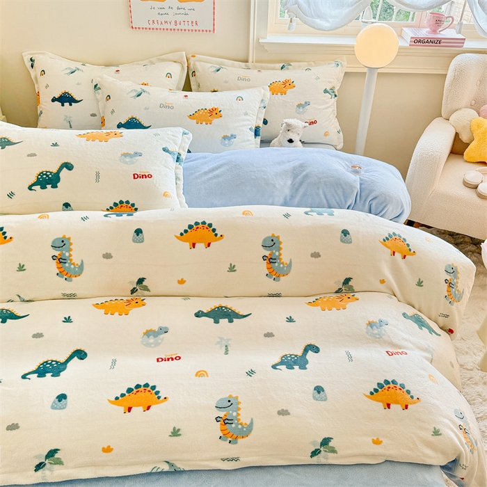 91家纺网 家纺一手货源 找家纺 名兮 2024新款卡通时尚风高克重牛奶绒四件套 恐龙多多