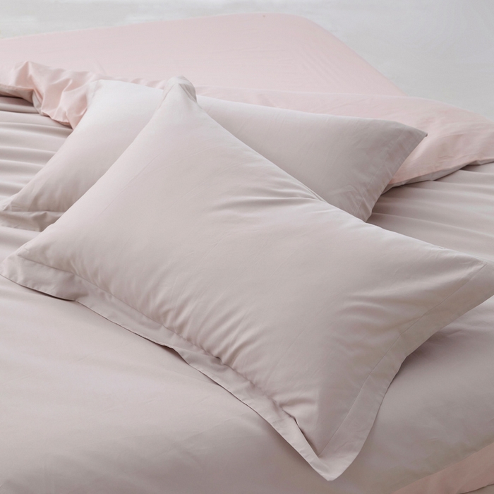 91家纺网 家纺一手货源 找家纺 轩和家居 2024新款简约纯色50s长绒棉贡缎四件套 迷雾灰+夏恋粉