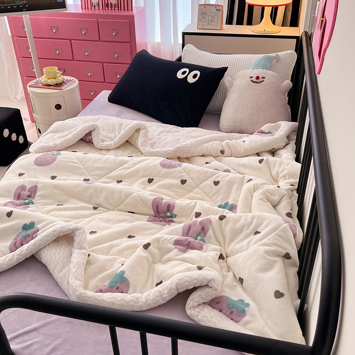 91家纺网 家纺一手货源 找家纺 HL原创 2024新款三层加厚牛奶绒盖毯被毯子 三层加厚盖毯被-紫色草莓兔