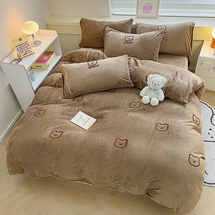 91家纺网 家纺一手货源 找家纺 雅居纺家纺 2024新款高克重牛奶绒毛巾绣四件套 小熊-咖