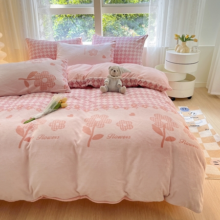 91家纺网 家纺一手货源 找家纺 雅居纺家纺 2024新款立体雕花牛奶绒四件套-幸运花系列 幸运花-粉