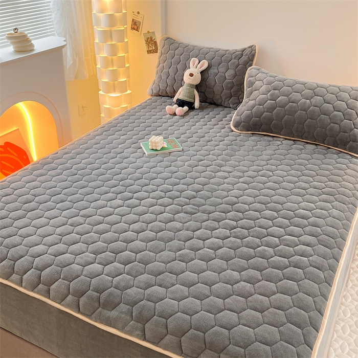 91家纺网 家纺一手货源 找家纺 梦舒羽 2025新款牛奶绒夹棉床笠三件套床罩床单床盖护垫套 山茶灰