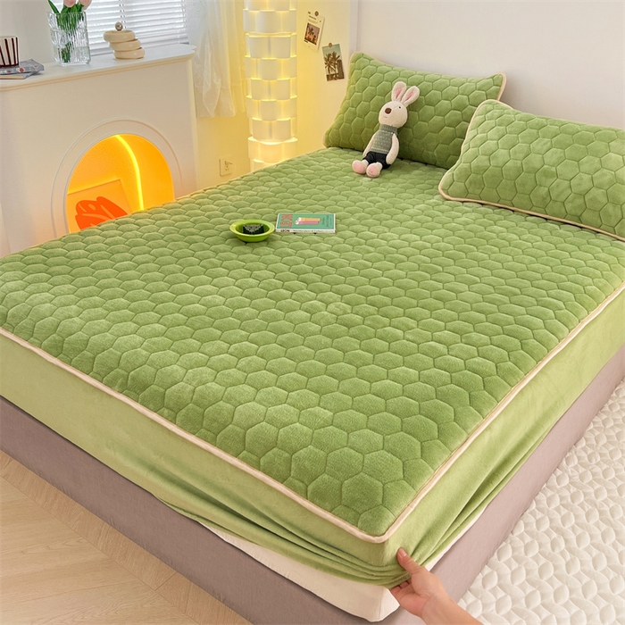 91家纺网 家纺一手货源 找家纺 梦舒羽 2025新款牛奶绒夹棉床笠三件套床罩床单床盖护垫套 抹茶绿