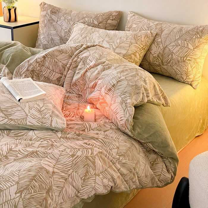 91家纺网 家纺一手货源 找家纺 雅居纺家纺 2024新款花卉雕花绒四件套 深色树叶