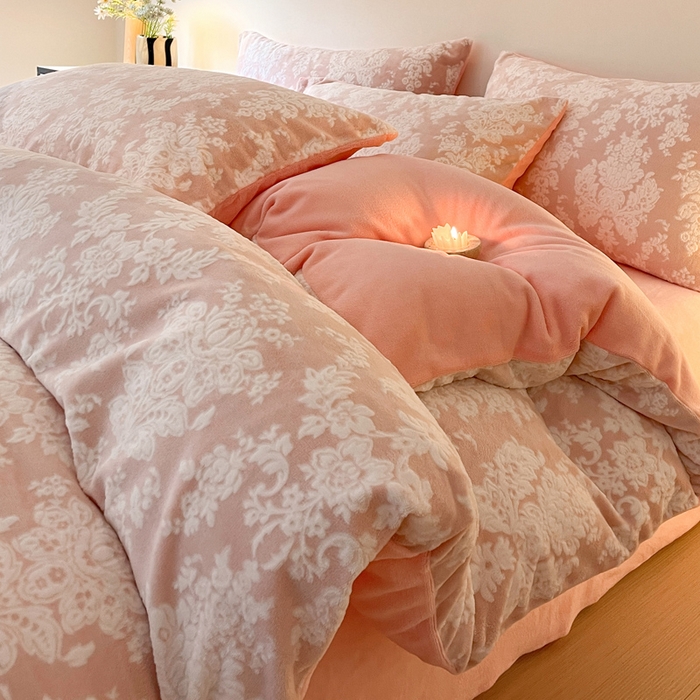 91家纺网 家纺一手货源 找家纺 雅居纺家纺 2024新款花卉雕花绒四件套 欧式粉