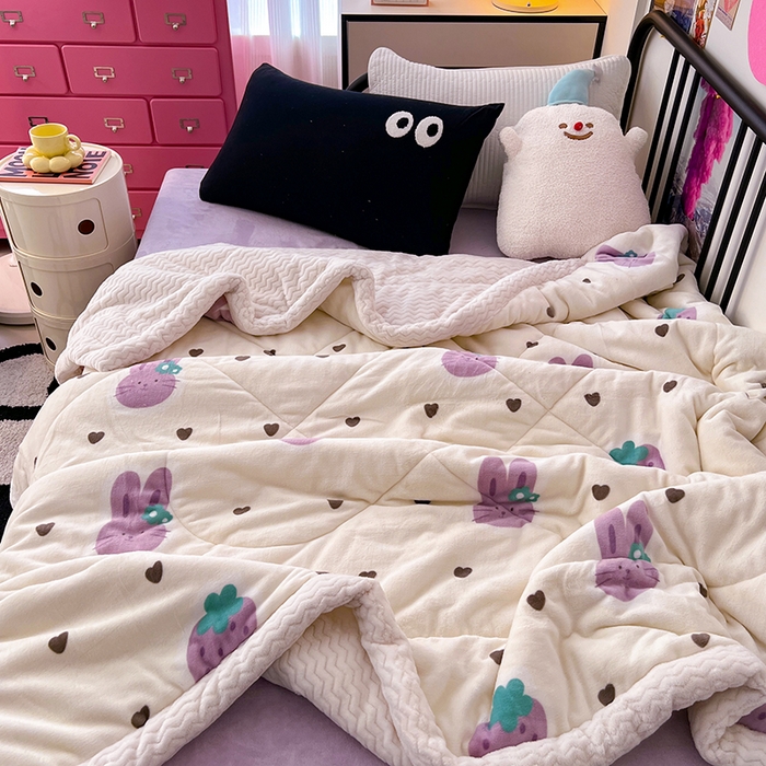 91家纺网 家纺一手货源 找家纺 HL原创 2024新款三层加厚牛奶绒盖毯被毯子 三层加厚盖毯被-紫色草莓兔