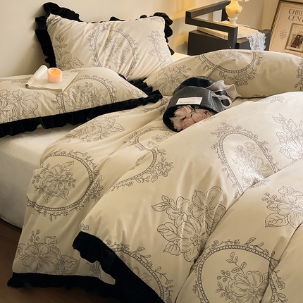 91家纺网 家纺一手货源 找家纺 羚羊语家纺 2024新款轻法式赫本风灯芯绒四件套提花立体韩版花边牛奶绒三件套 艺境