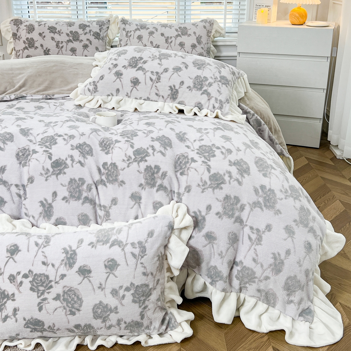 91家纺网 家纺一手货源 找家纺 金麦家纺 2024新款冬日暖阳系列A类牛奶雕花绒四件套 花意浓-灰