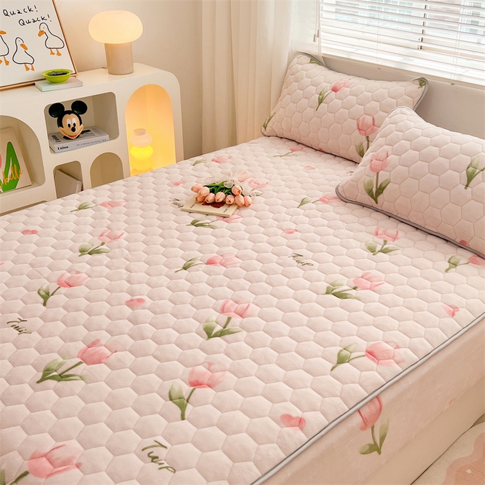 91家纺网 家纺一手货源 找家纺 梦舒羽 2025新款牛奶绒夹棉床笠三件套床罩床单床盖护垫套 花语