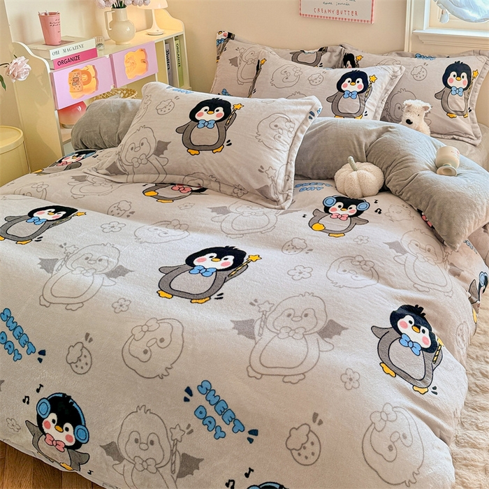 91家纺网 家纺一手货源 找家纺 名兮 2024新款卡通时尚风高克重牛奶绒四件套 企鹅宝宝