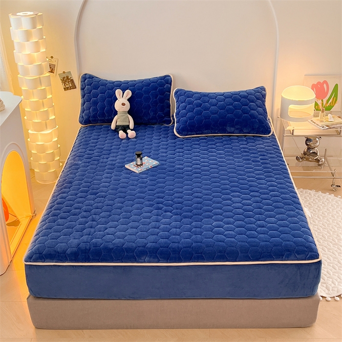 91家纺网 家纺一手货源 找家纺 梦舒羽 2025新款牛奶绒夹棉床笠三件套床罩床单床盖护垫套 星空蓝