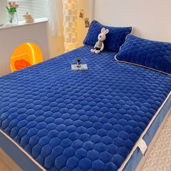 91家纺网 家纺一手货源 找家纺 梦舒羽 2025新款牛奶绒夹棉床笠三件套床罩床单床盖护垫套 星空蓝