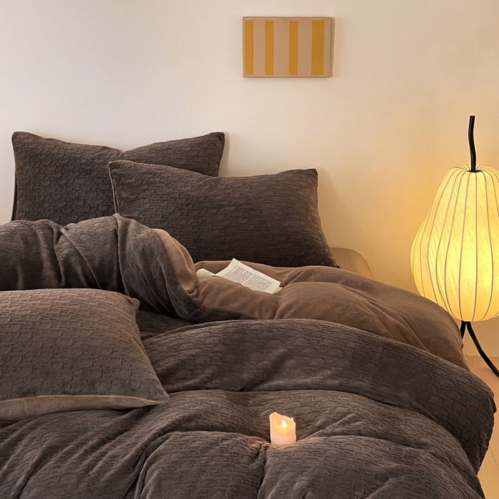 91家纺网 家纺一手货源 找家纺 雅居纺家纺 2024新款简约风雕花绒四件套 米兰-咖