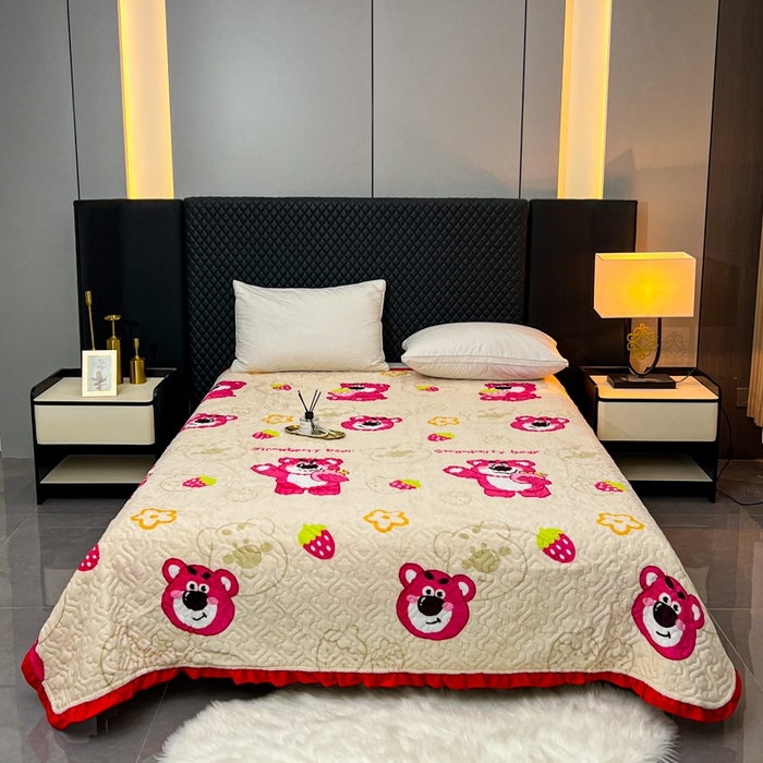 91家纺网 家纺一手货源 找家纺 梵克保罗 2024新款亲肤舒适牛奶绒花边单床盖 草莓熊