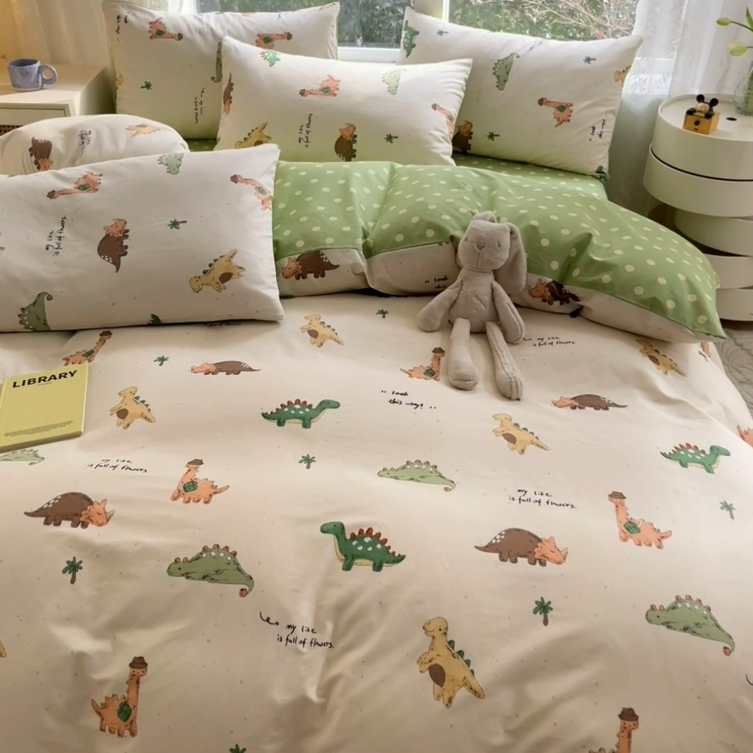 91家纺网 家纺一手货源 找家纺 麦伦家居 2024全棉斜纹13372小清新碎花卡通系列四件套 蜡笔恐龙