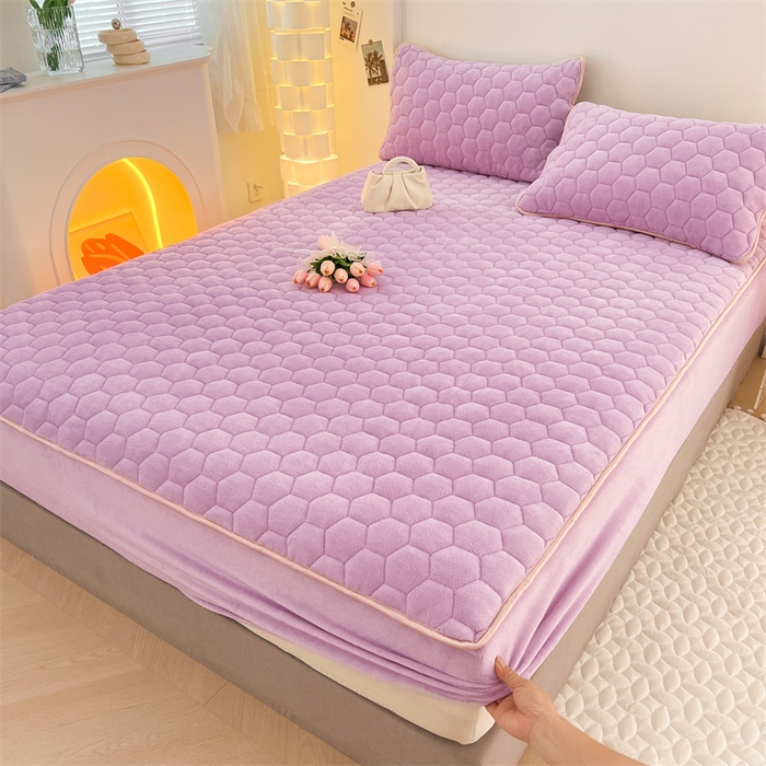 91家纺网 家纺一手货源 找家纺 梦舒羽 2025新款牛奶绒夹棉床笠三件套床罩床单床盖护垫套 香芋紫