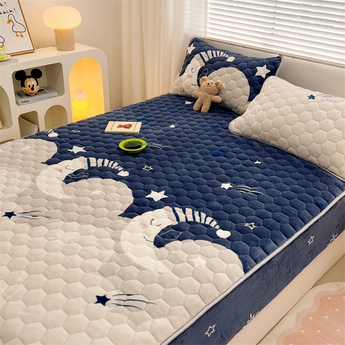 91家纺网 家纺一手货源 找家纺 梦舒羽 2025新款牛奶绒夹棉床笠三件套床罩床单床盖护垫套 月色