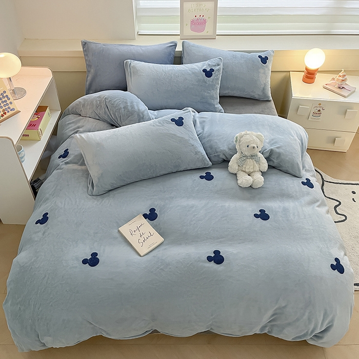 91家纺网 家纺一手货源 找家纺 雅居纺家纺 2024新款高克重牛奶绒毛巾绣四件套 米奇-蓝灰