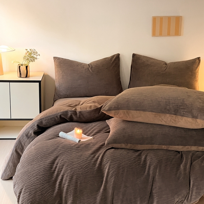 91家纺网 家纺一手货源 找家纺 雅居纺家纺 2024新款简约风雕花绒四件套 威廉-咖