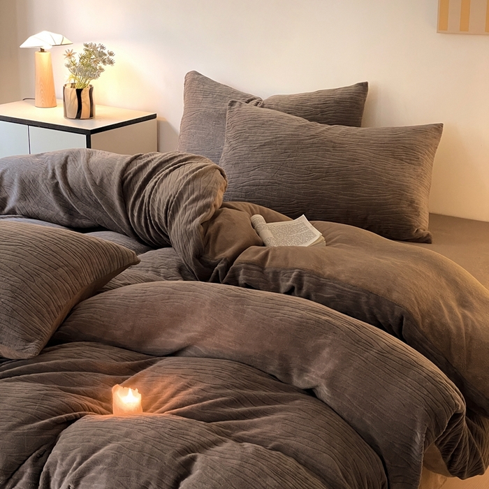 91家纺网 家纺一手货源 找家纺 雅居纺家纺 2024新款简约风雕花绒四件套 威廉-咖