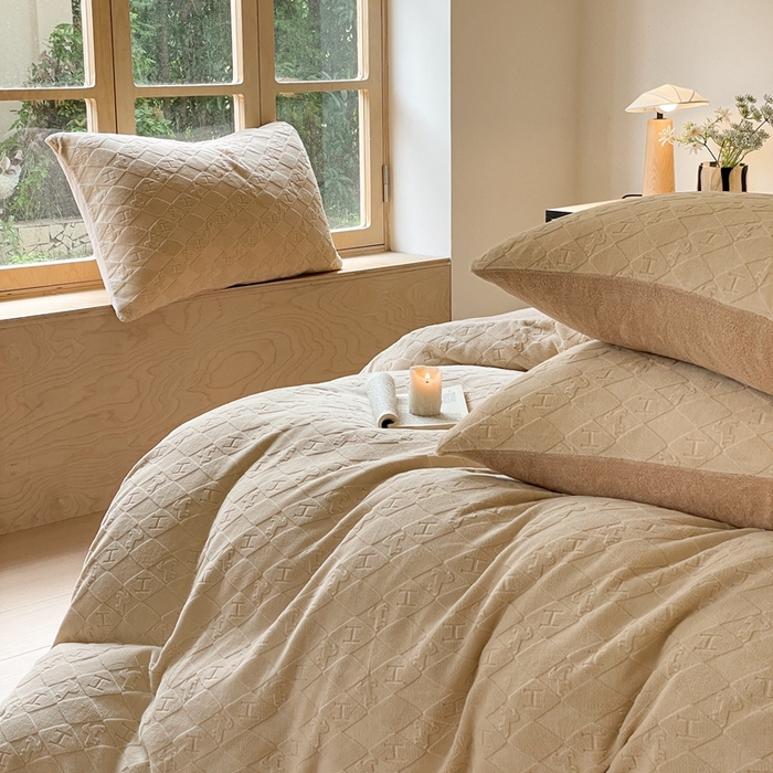 91家纺网 家纺一手货源 找家纺 雅居纺家纺 2024新款简约风雕花绒四件套 绅士-驼色