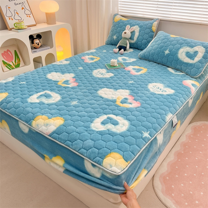 91家纺网 家纺一手货源 找家纺 梦舒羽 2025新款牛奶绒夹棉床笠三件套床罩床单床盖护垫套 彩虹甜心