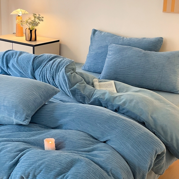 91家纺网 家纺一手货源 找家纺 雅居纺家纺 2024新款简约风雕花绒四件套 威廉-蓝色