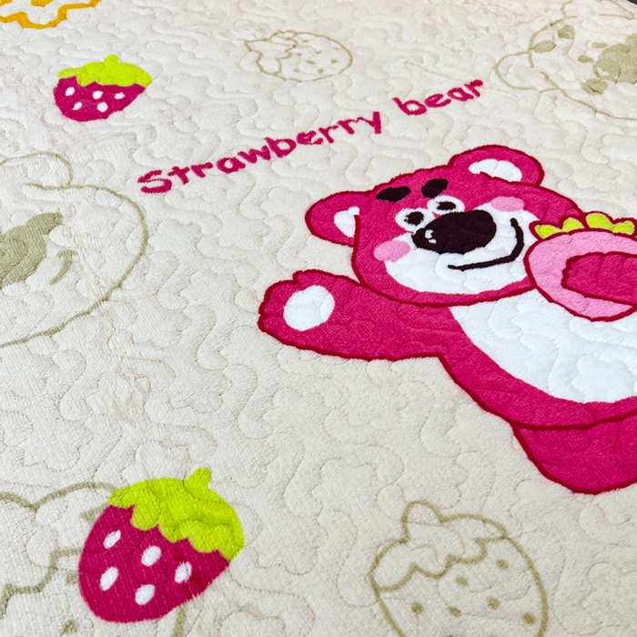 91家纺网 家纺一手货源 找家纺 梵克保罗 2024新款亲肤舒适牛奶绒花边单床盖 草莓熊