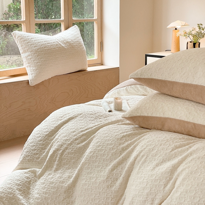 91家纺网 家纺一手货源 找家纺 雅居纺家纺 2024新款简约风雕花绒四件套 米兰-白