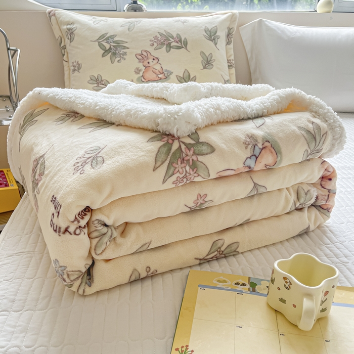 91家纺网 家纺一手货源 找家纺 沐慕 2024新款AB版牛奶绒拼羊羔绒毛毯毯子 毛毯-叶子小兔