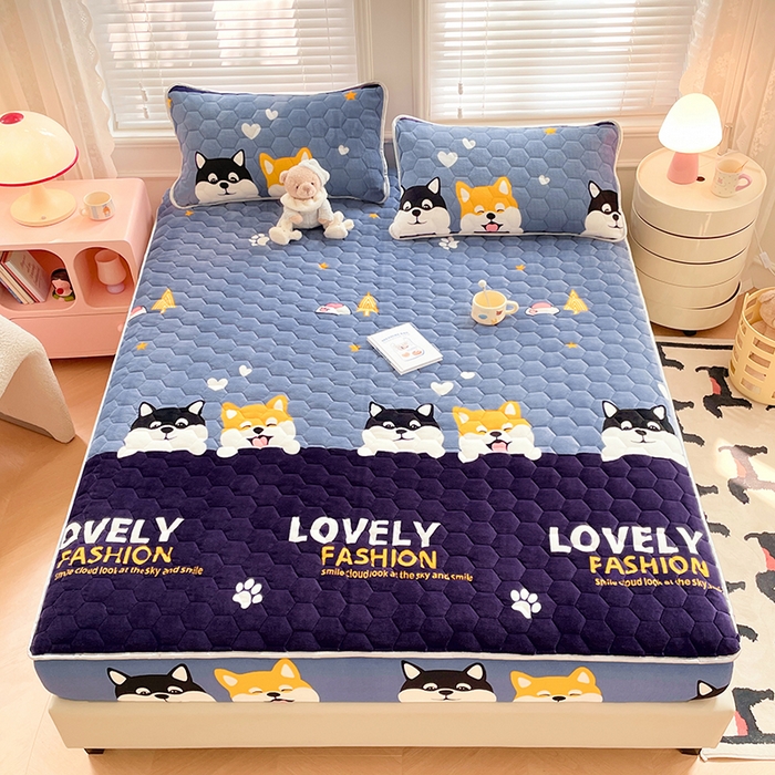 91家纺网 家纺一手货源 找家纺 梦舒羽 2025新款牛奶绒夹棉床笠三件套床罩床单床盖护垫套 小柯基